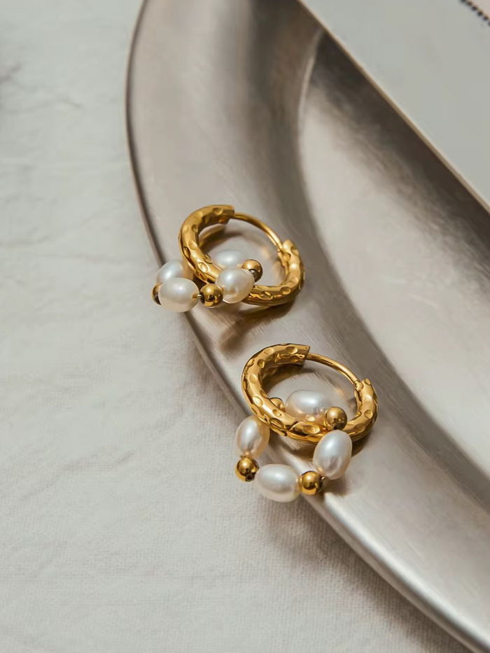 gold pearl earrings hoop earrings stacked earrings delicate jewelry chic pearl hoops elegant gold hoops statement earrings modern pearl design trendy ear jewelry luxurious ear cuff EH-040