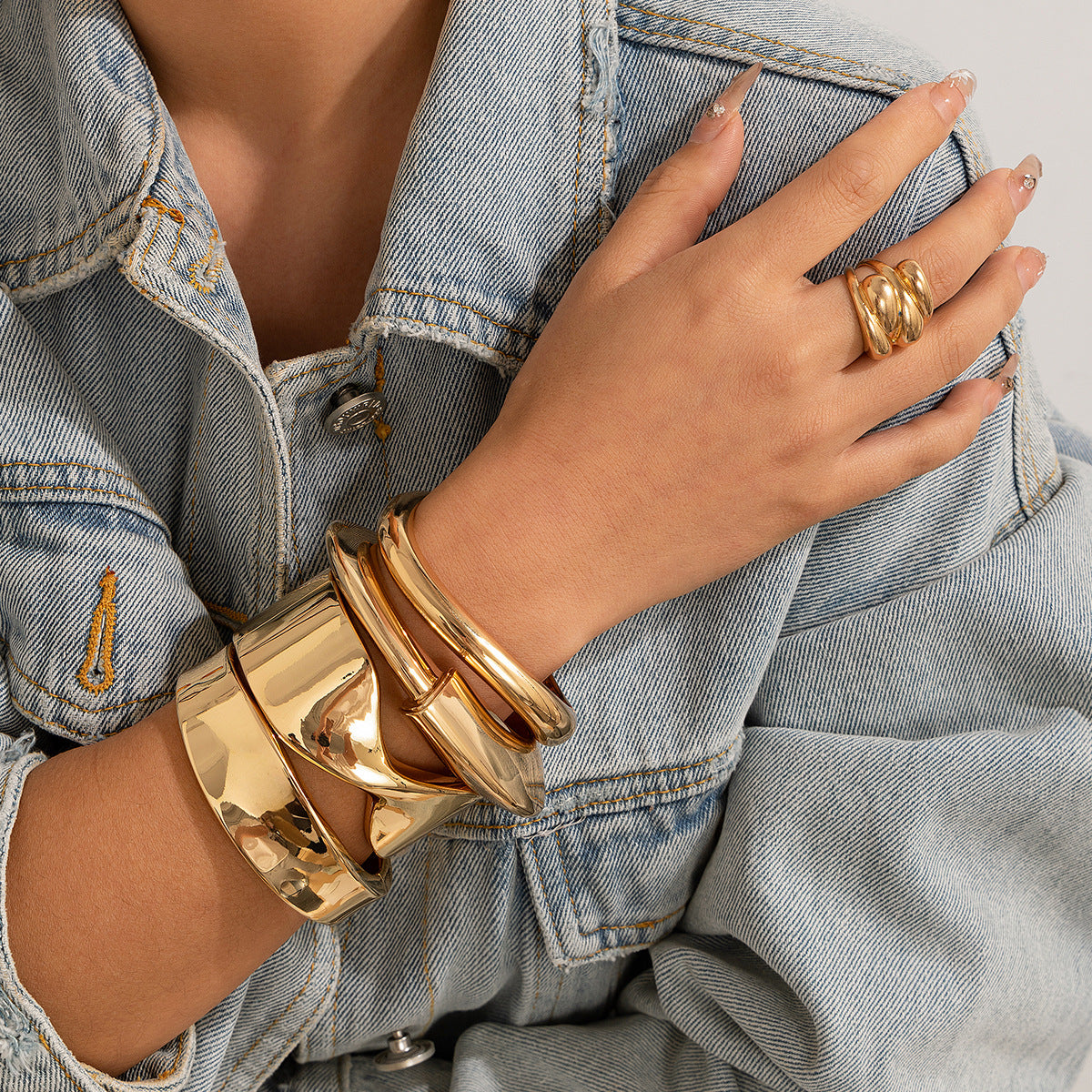 bold cuff bracelet, statement bangle, chunky jewelry, minimalist metal bracelet, gold cuff, silver cuff, hammered bangle, geometric bracelet, modern fashion accessory, daily wear bracelet, runway style jewelry, women’s statement cuff SL-086