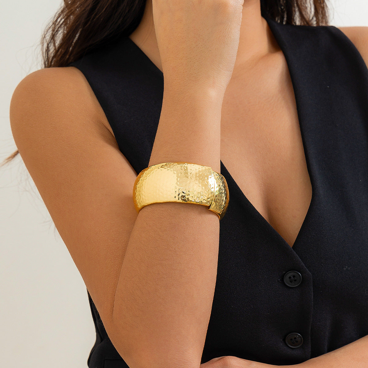 bold cuff bracelet, statement bangle, chunky jewelry, minimalist metal bracelet, gold cuff, silver cuff, hammered bangle, geometric bracelet, modern fashion accessory, daily wear bracelet, runway style jewelry, women’s statement cuff SL-086