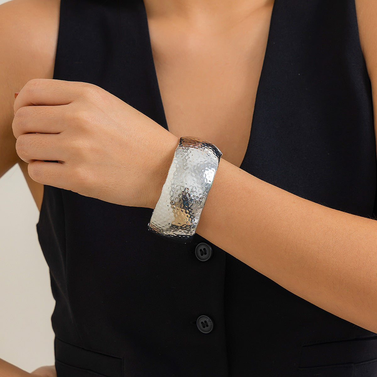 bold cuff bracelet, statement bangle, chunky jewelry, minimalist metal bracelet, gold cuff, silver cuff, hammered bangle, geometric bracelet, modern fashion accessory, daily wear bracelet, runway style jewelry, women’s statement cuff SL-086