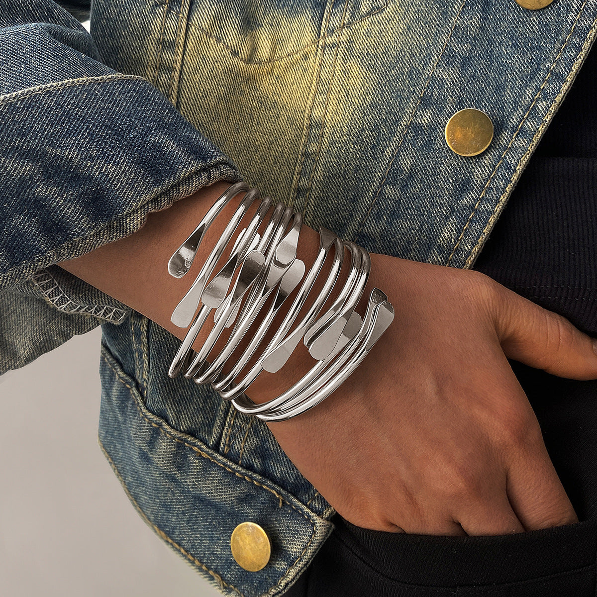 bangle, cuff bracelet, chunky jewelry, minimalist style, bold statement, silver tone, gold tone, metal cuff, modern design, everyday fashion, layered look, street chic, geometric bracelet, adjustable fit SL-087