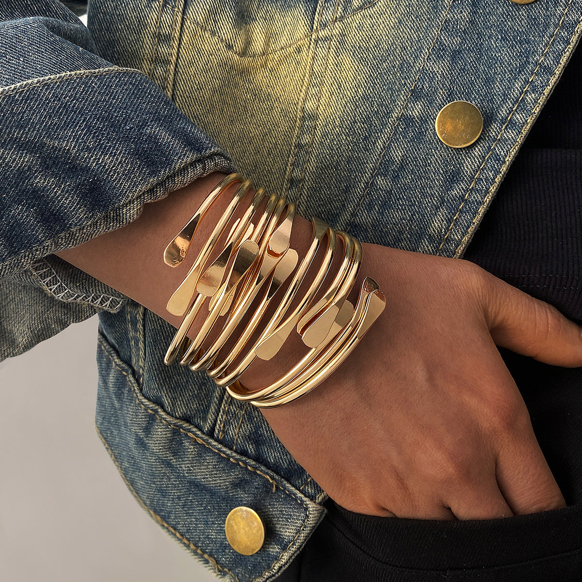 bangle, cuff bracelet, chunky jewelry, minimalist style, bold statement, silver tone, gold tone, metal cuff, modern design, everyday fashion, layered look, street chic, geometric bracelet, adjustable fit SL-087