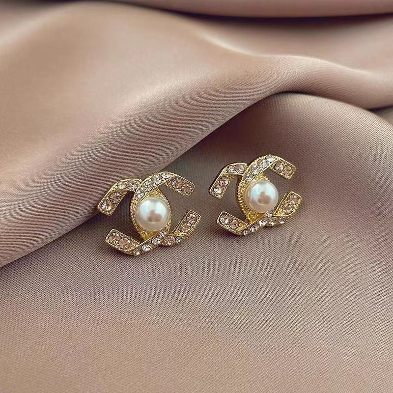 pearl earrings, gold stud earrings, crystal jewelry, vintage chic, elegant accessories, timeless style, statement earrings, classy design, formal wear jewelry, luxury-inspired EH-076