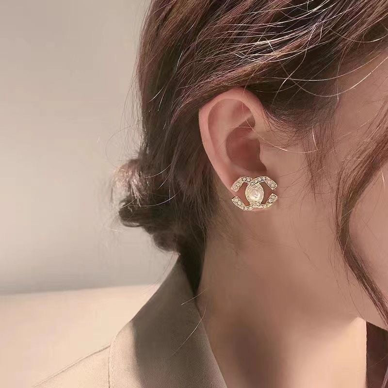 pearl earrings, gold stud earrings, crystal jewelry, vintage chic, elegant accessories, timeless style, statement earrings, classy design, formal wear jewelry, luxury-inspired EH-076