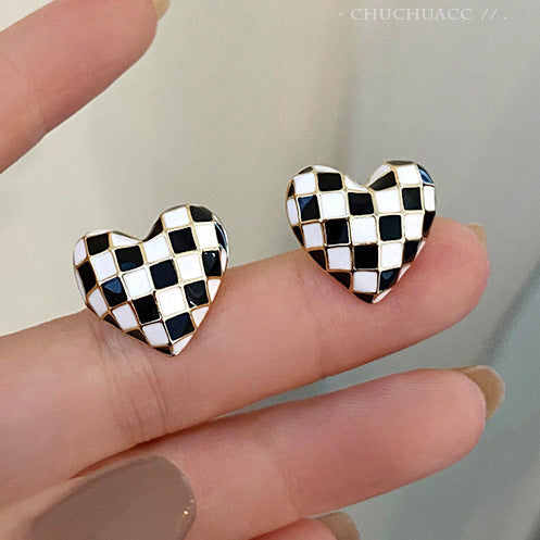 heart earrings, checkerboard earrings, black and white jewelry, retro style, enamel studs, Y2K fashion, trendy accessories, daily wear, statement earrings, cute minimalist jewelry EH-081