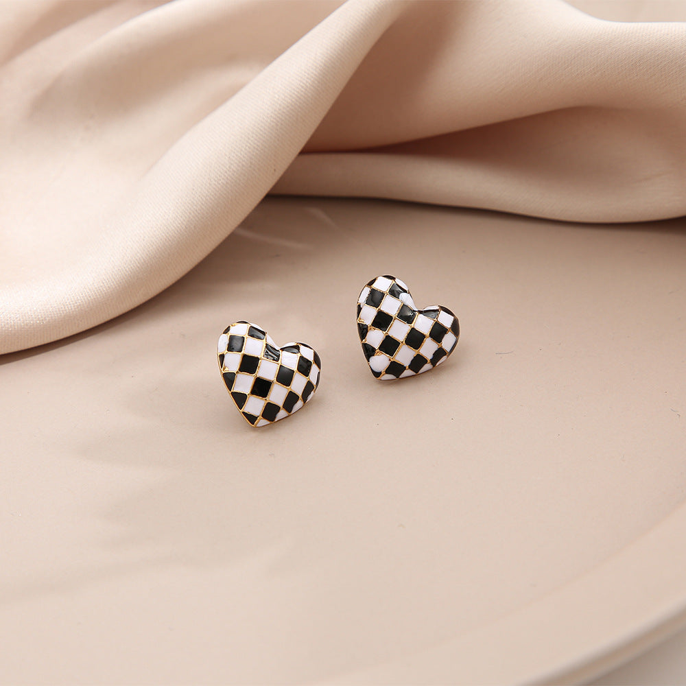 heart earrings, checkerboard earrings, black and white jewelry, retro style, enamel studs, Y2K fashion, trendy accessories, daily wear, statement earrings, cute minimalist jewelry EH-081