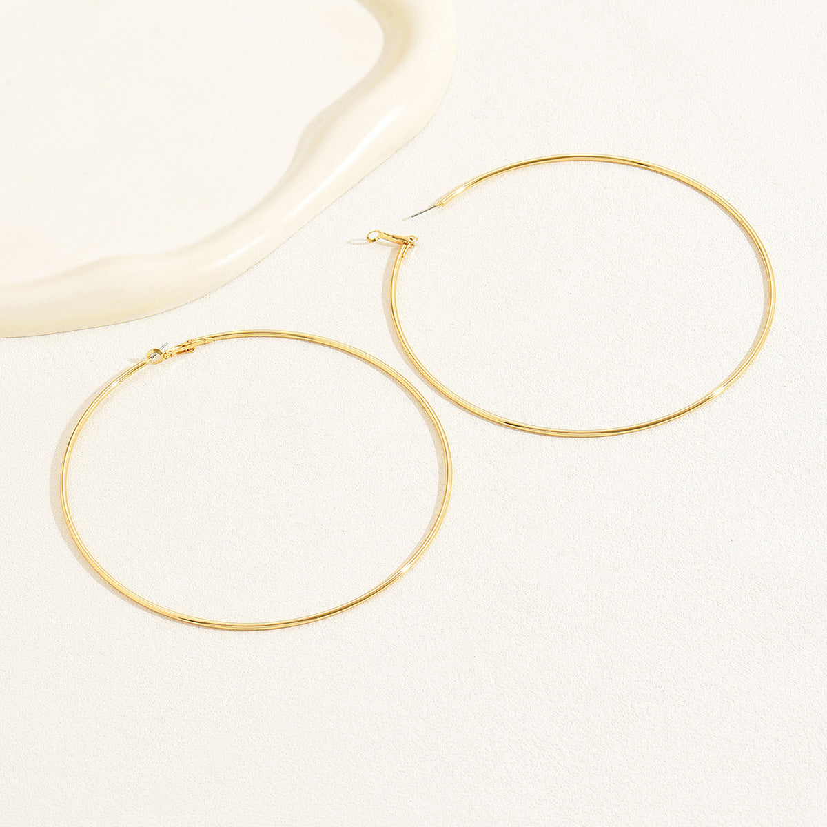 oversized hoop earrings, minimalist hoops, statement earrings, bold circle design, lightweight metal, daily wear, silver hoops, gold hoops, street style, modern accessories EH-135