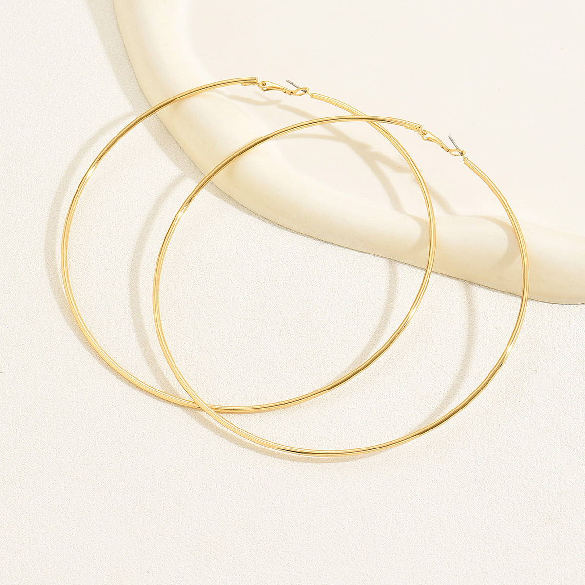 oversized hoop earrings, minimalist hoops, statement earrings, bold circle design, lightweight metal, daily wear, silver hoops, gold hoops, street style, modern accessories EH-135