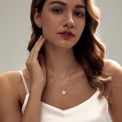 Diamond Pendant Gold Necklace for Women，Dainty 18k Gold Plated Choker Necklaces Simple Gold Jewelry Gifts for Women Girls XL-091
