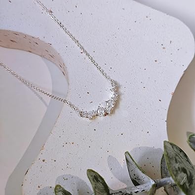 Diamond Pendant Gold Necklace for Women，Dainty 18k Gold Plated Choker Necklaces Simple Gold Jewelry Gifts for Women Girls XL-091