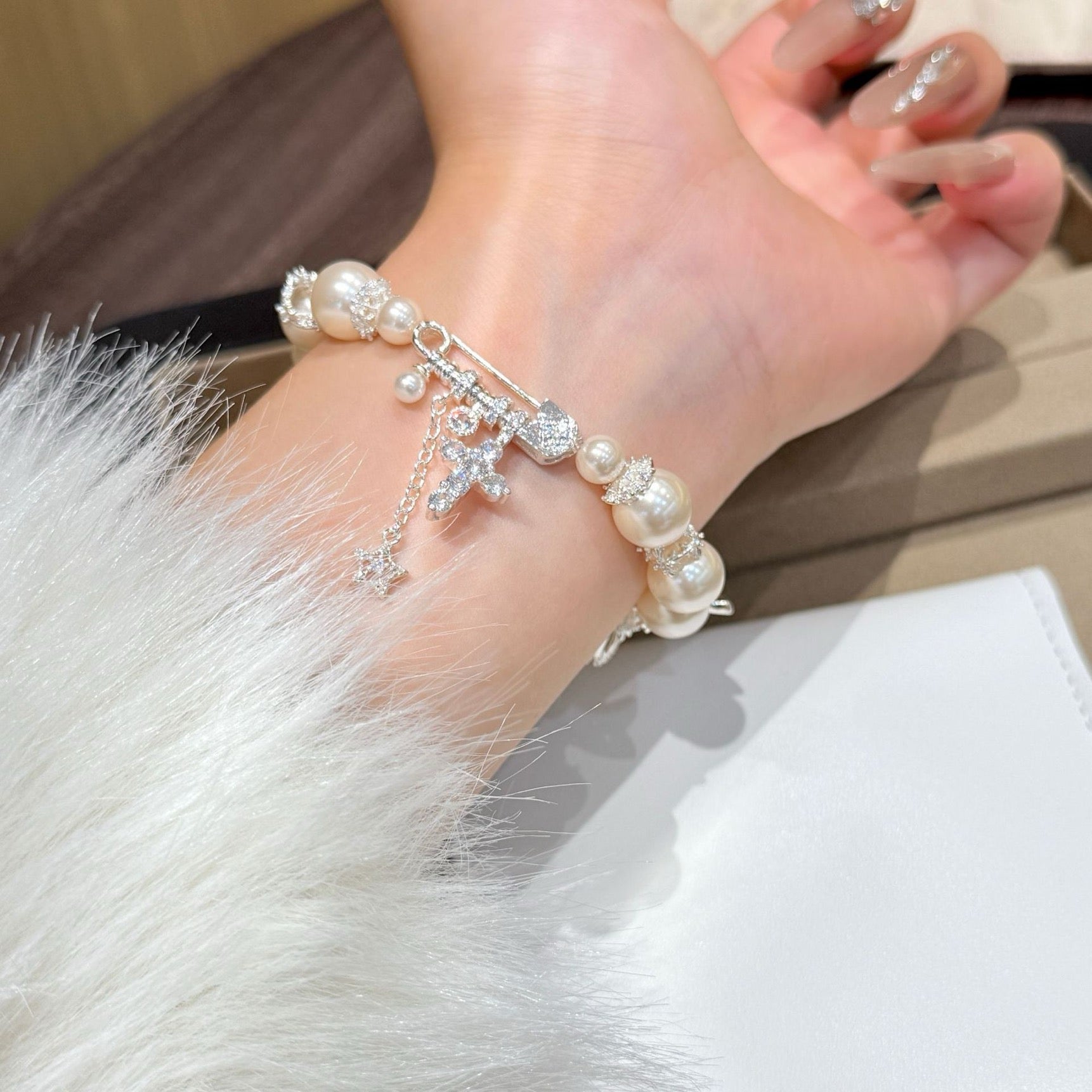 Pearl-Studded Diamond Bow Clip Heavy-Duty Bracelet Elegant and Sophisticated Hand Chain SL-096