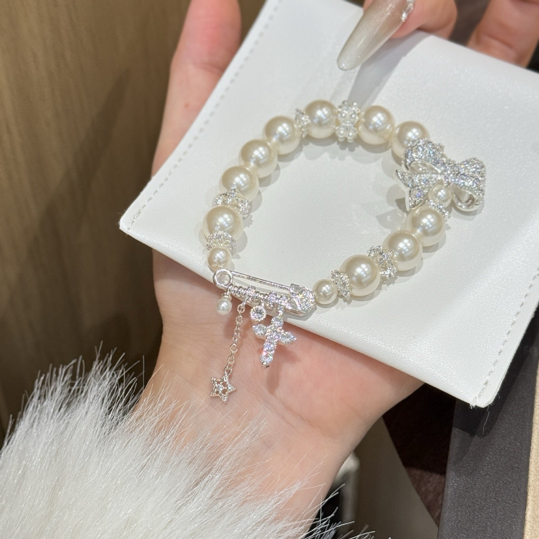 Pearl-Studded Diamond Bow Clip Heavy-Duty Bracelet Elegant and Sophisticated Hand Chain SL-096