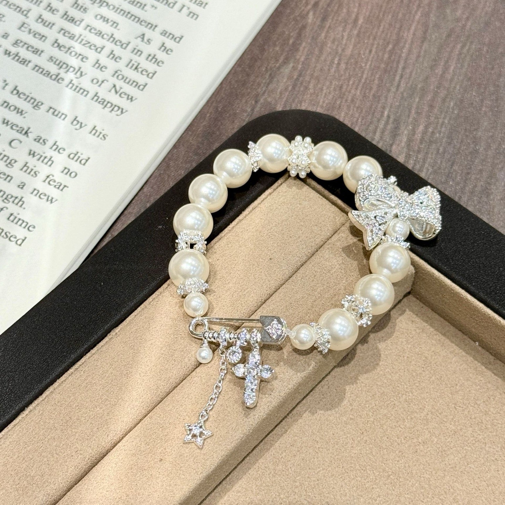 Pearl-Studded Diamond Bow Clip Heavy-Duty Bracelet Elegant and Sophisticated Hand Chain SL-096